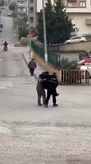 Çayırova’da Semt Poliklinikleri önünde rahatsızlanarak kaldırıma oturan yaşlı vatandaşın imdadına