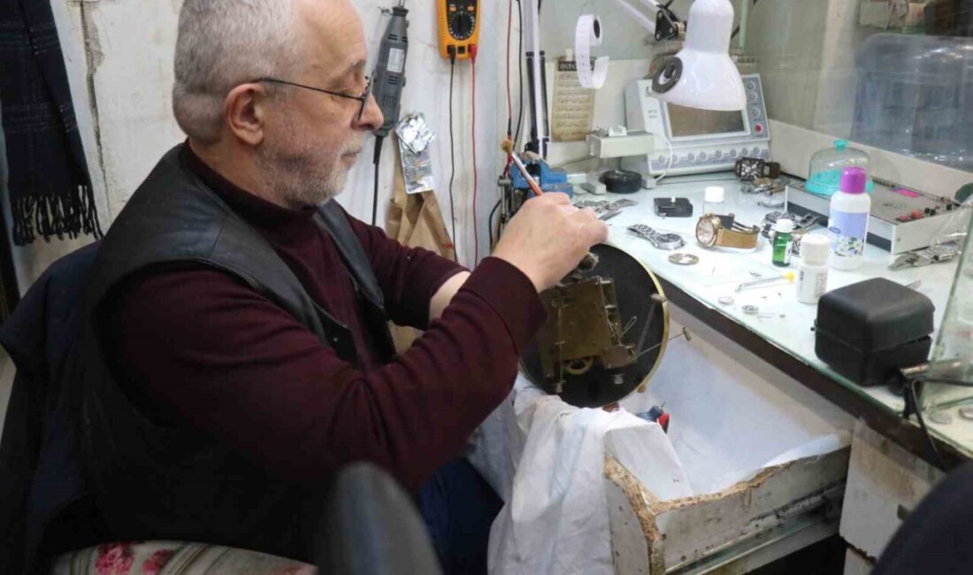 Sakarya’da eğitim için gittiği yurt dışından dönerek baba mesleği saat