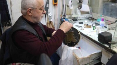 Sakarya’da eğitim için gittiği yurt dışından dönerek baba mesleği saat