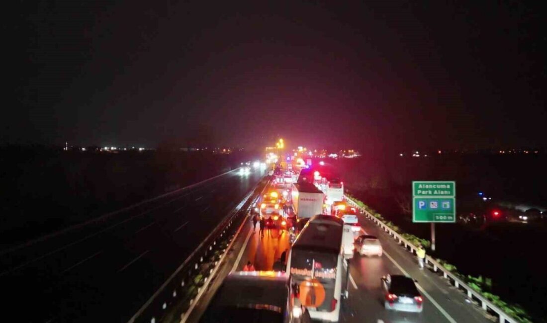 Anadolu Otoyolu’nun Sakarya geçişinde 16 aracın karıştığı zincirleme trafik kazasında,