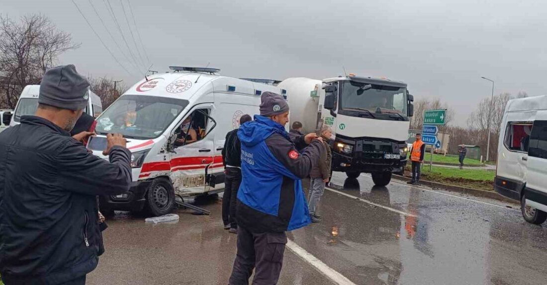 Sakarya’nın Akyazı ilçesinde ambulans ile işçi servisinin çarpıştığı kazada 11