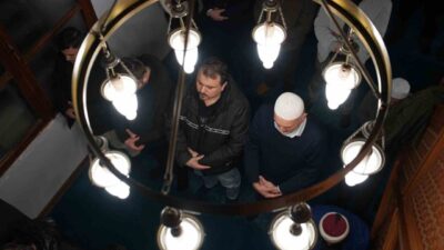 Sakarya’da Berat Kandili’nde vatandaşlar camileri doldurdu. Sakarya’da vatandaşlar, Berat Kandili