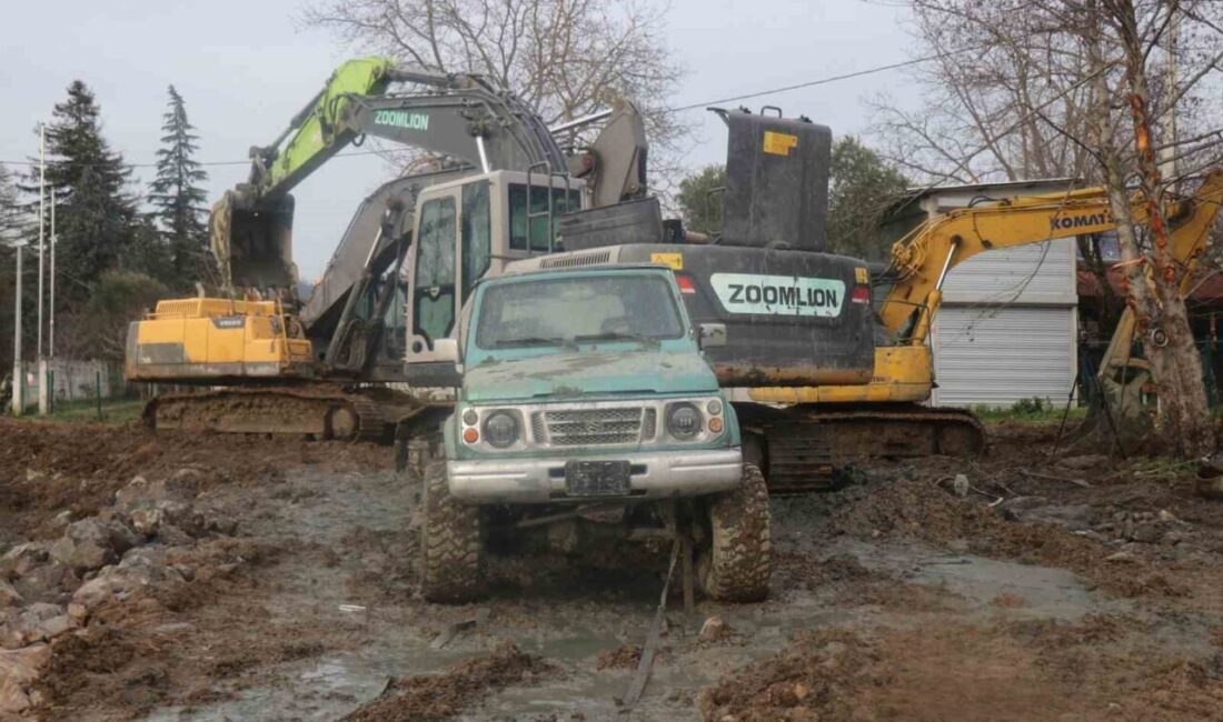 Sakarya’nın Sapanca ilçesinde sürücüsünün yeni aldığı arazi aracı, deneme sürüşü