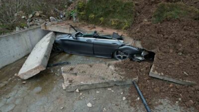 Sakarya’nın Serdivan ilçesinde bir sitenin istinat duvarının çökmesi neticesinde yaklaşık