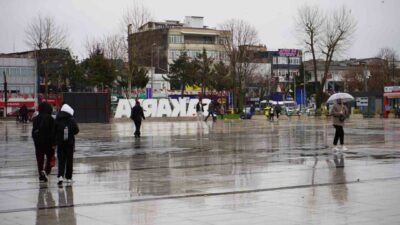 Sakarya’da şehir merkezinde etkili olan soğuk hava ve yağmur, yüksek