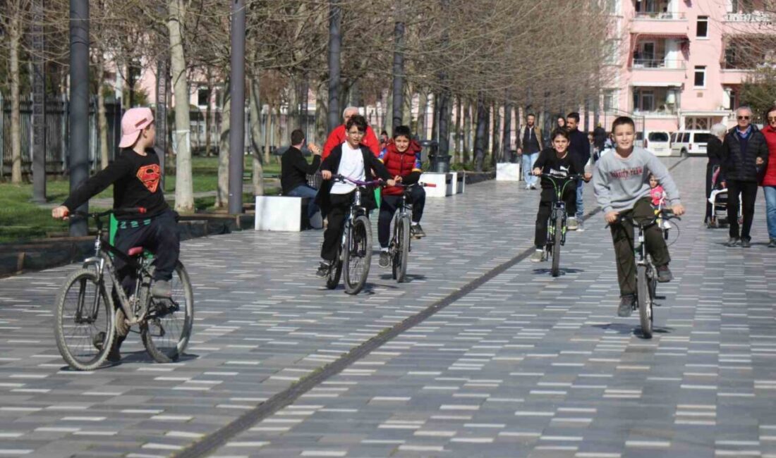 Sakarya’da hava sıcaklığının mevsim normallerinin üzerinde seyretmesiyle vatandaşlar park ve