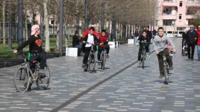 Sakarya’da hava sıcaklığının mevsim normallerinin üzerinde seyretmesiyle vatandaşlar park ve