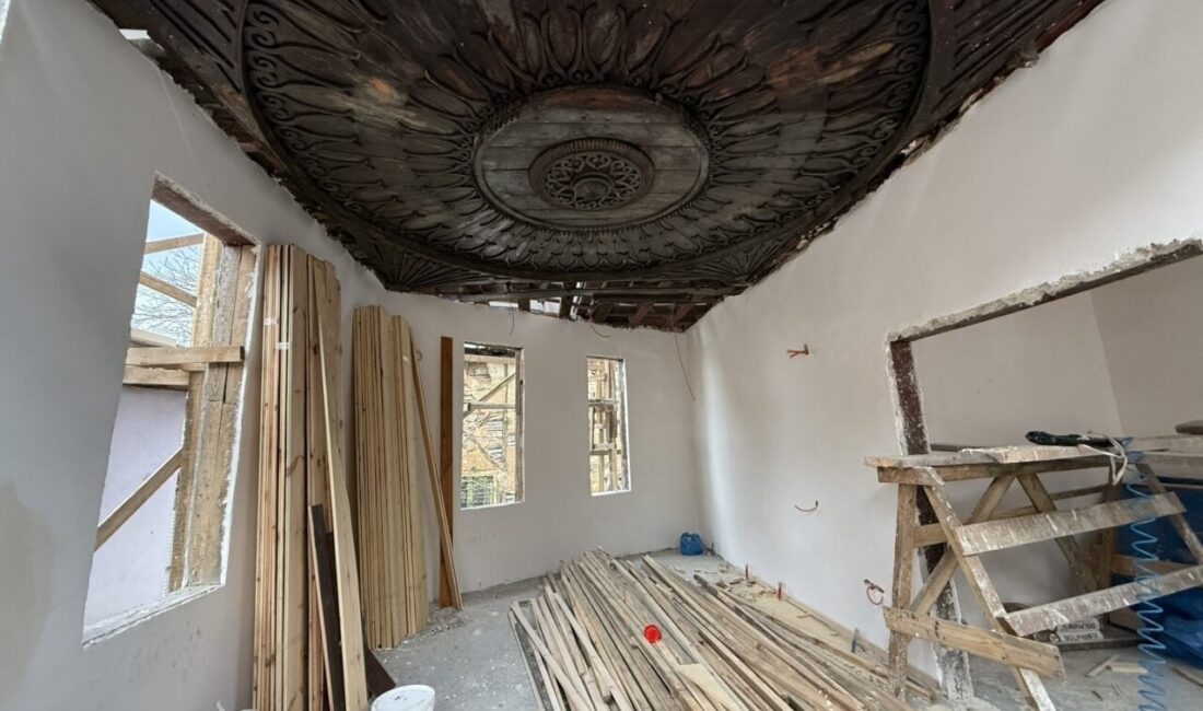 Gölcük ilçesine bağlı Saraylı Köyü’ndeki tescilli tarihi binanın restorasyonunda sona