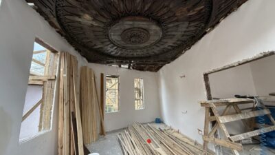 Gölcük ilçesine bağlı Saraylı Köyü’ndeki tescilli tarihi binanın restorasyonunda sona