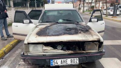 Kocaeli’nin Körfez ilçesinde seyir halindeki otomobil alev aldı, sürücü yara