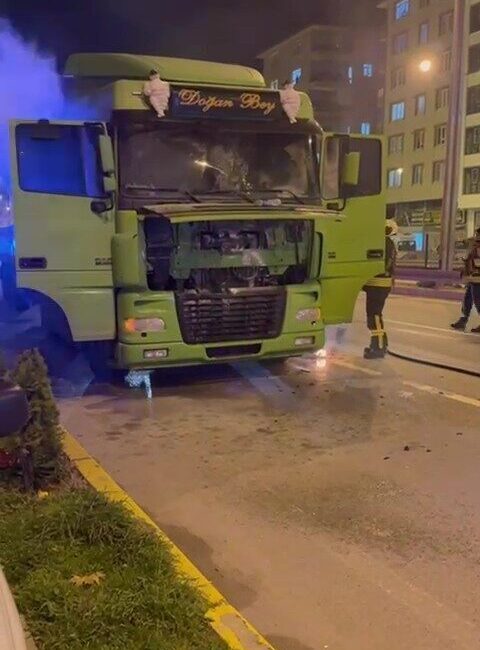 Kocaeli’nin Karamürsel ilçesinde seyir halindeki bir tırda yangın çıktı. Alevler,