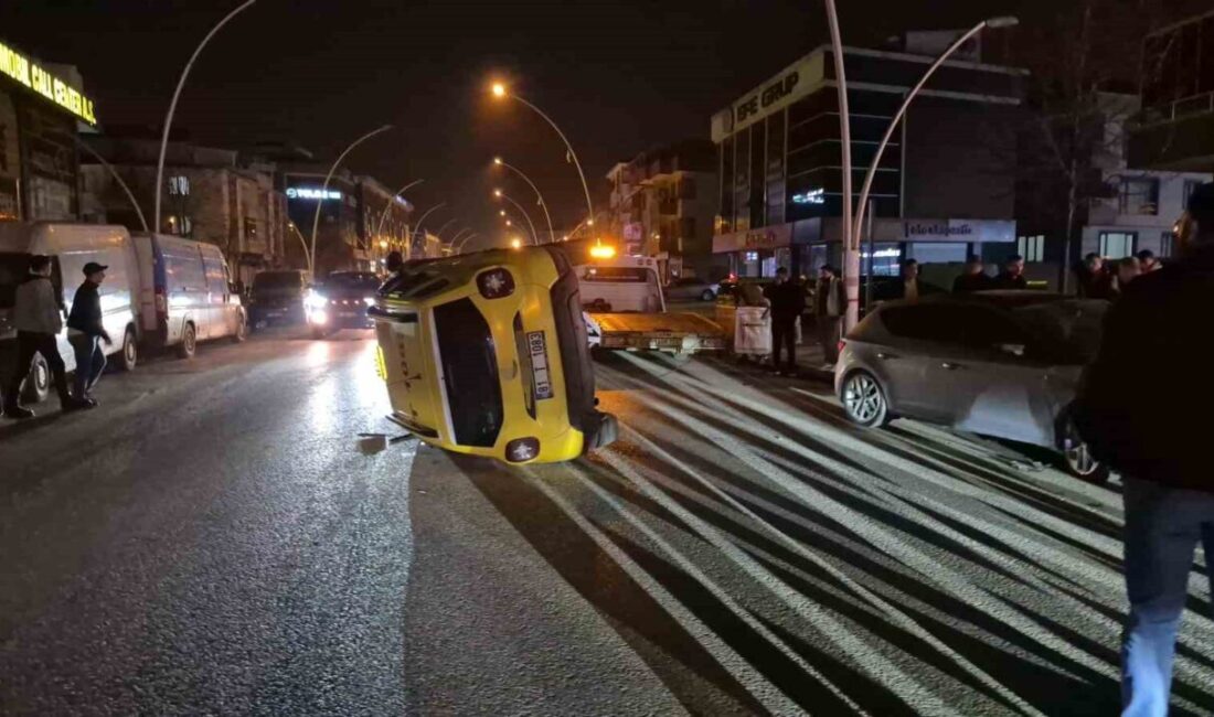 Düzce’de sıkışan trafikte ilerlemeye çalışan ticari taksi, park halindeki otomobile