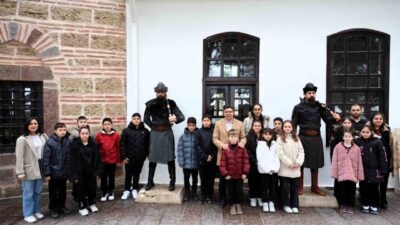 Bilecik’in Söğüt ilçesine gelen öğrencilere Söğüt Belediye Başkanı Ferhat Durgut