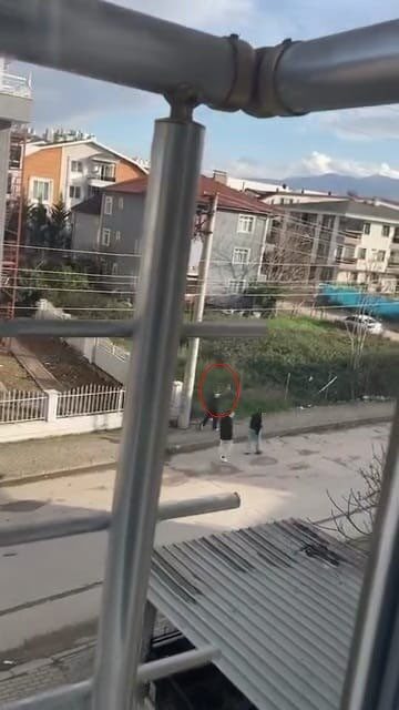 Kocaeli’nin İzmit ilçesinde bir çocuğun sokak ortasında tabancayla havaya ateş