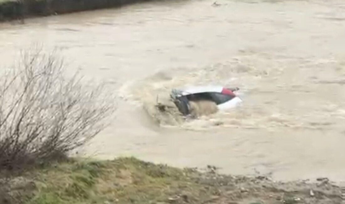 Bolu’da dere kenarına inmek isterken kontrolden çıkarak suya gömülen otomobilin