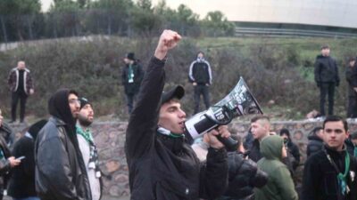 Kocaelispor ile Fenerbahçe arasında oynanacak karşılaşma öncesinde stadyum çevresinde toplanan