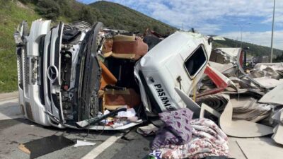 TEM Otoyolu’nun Kocaeli geçişinde iki tırın karıştığı kazada araçta sıkışan