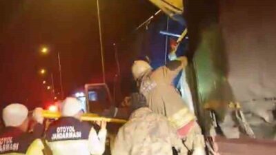 TEM Otoyolu Bolu Dağı Tüneli çıkışında, iki kamyonun çarpışması sonucunda