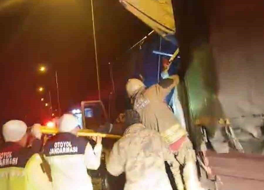 TEM Otoyolu Bolu Dağı Tüneli çıkışında, iki kamyonun çarpışması sonucunda