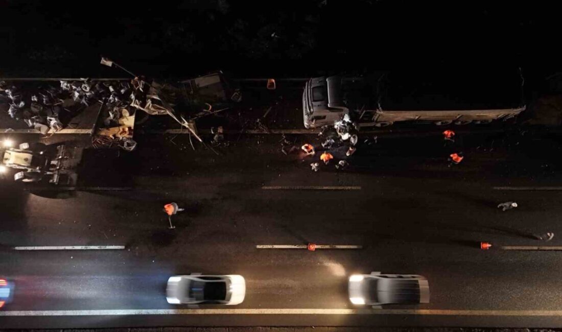 TEM Otoyolu’nun Bolu geçişinde mobilya yüklü kamyon ile tırın çarpışması