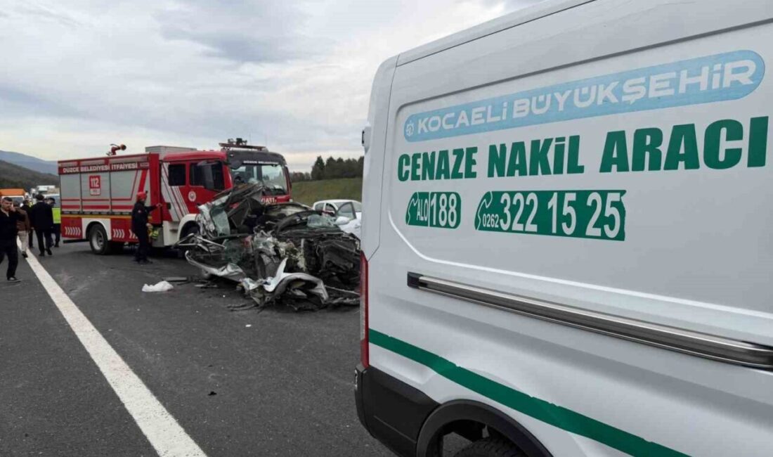 DÜZCE (İHA) – TEM Otoyolu’nun Düzce geçişinde tırla çarpışan otomobildeki