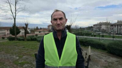 DÜZCE (İHA) – Düzce’de park ve bahçelerde çalışan bir temizlik