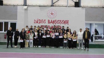 DÜZCE(İHA) – Düzce’de genç erkekler ve genç kızlar kategorilerinde yapılan