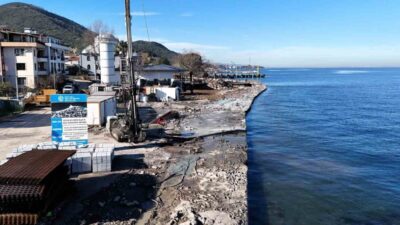 Gölcük Ulaşlı Sahili’nde deniz taşkınlarına karşı 550 metre uzunluğunda dalga
