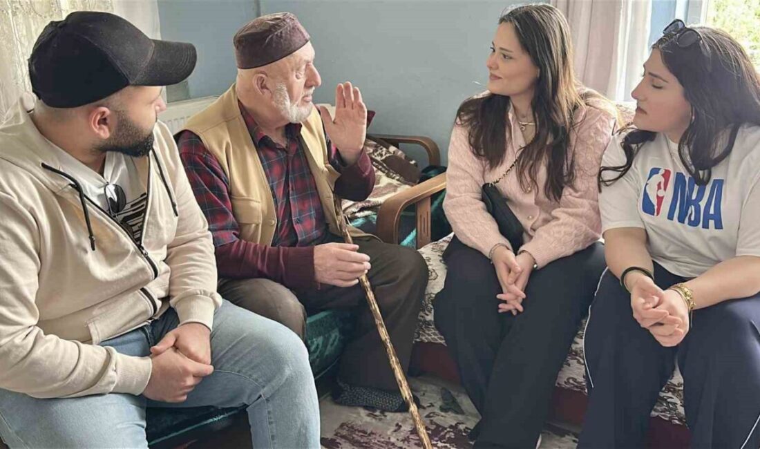 Düzce’de Türk bayrağına olan sevgisiyle tanınan Karagülle çiftini Düzce Üniversitesi