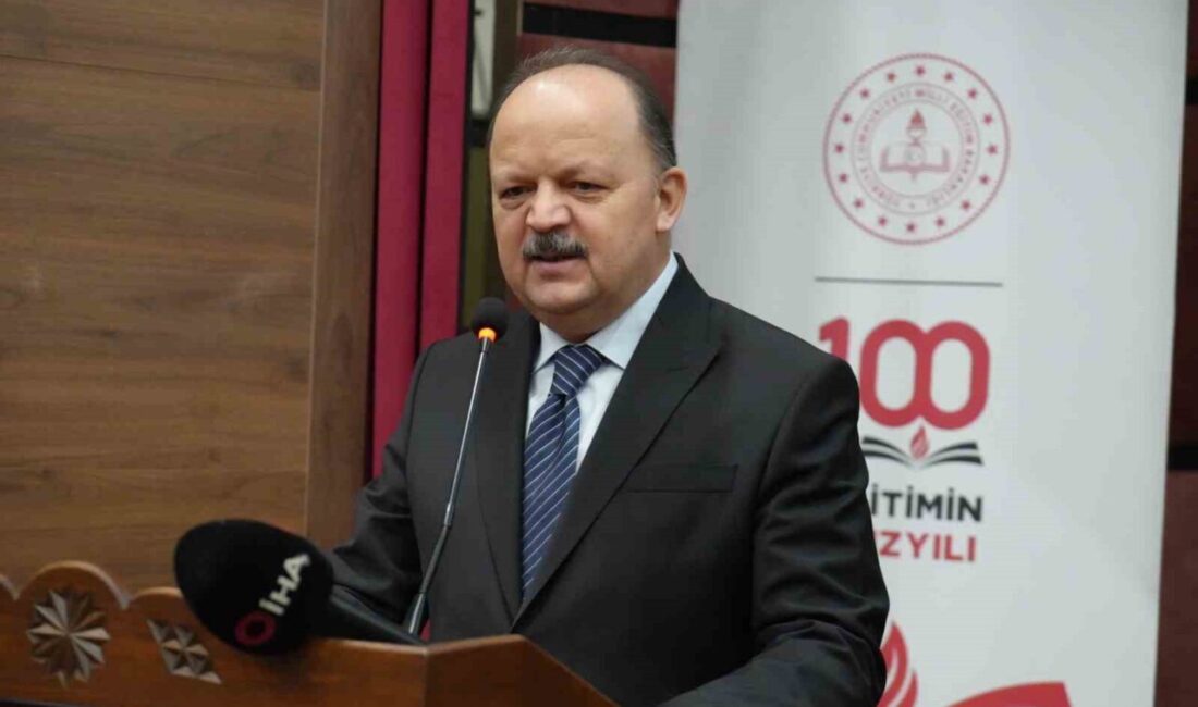 Kastamonu’da gerçekleştirilen “Gelenekten Geleceğe Ahşap Sanatı” panelinde konuşan Kastamonu Valisi