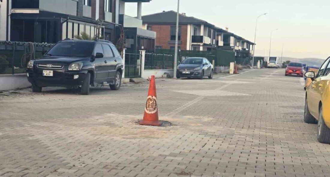 Bilecik’teki bir sokakta döşenen kanalizasyon şebekesinde rögar kapağı konulmadığı ortaya