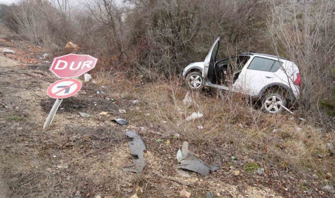 Kastamonu’da virajı alamayan otomobil yol kenarındaki ağaçlara çarparak durabildi. Kazada