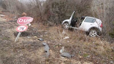 Kastamonu’da virajı alamayan otomobil yol kenarındaki ağaçlara çarparak durabildi. Kazada
