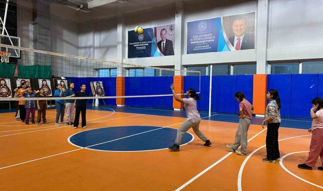 Roman koordinasyon ofisi öğrencileri Düzce Gençlik Merkezi’nde voleybol eğitimi alıyor.