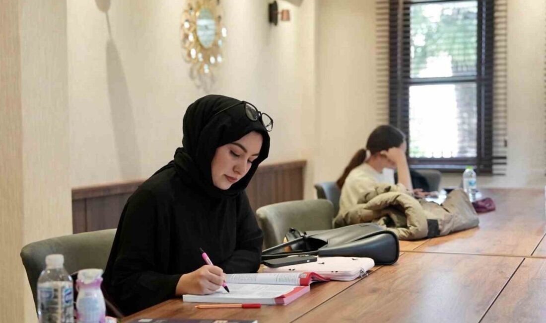 DÜZCE (İHA) – Düzce’de 23 Nisan Parkı’nda açılan Yahya Kemal