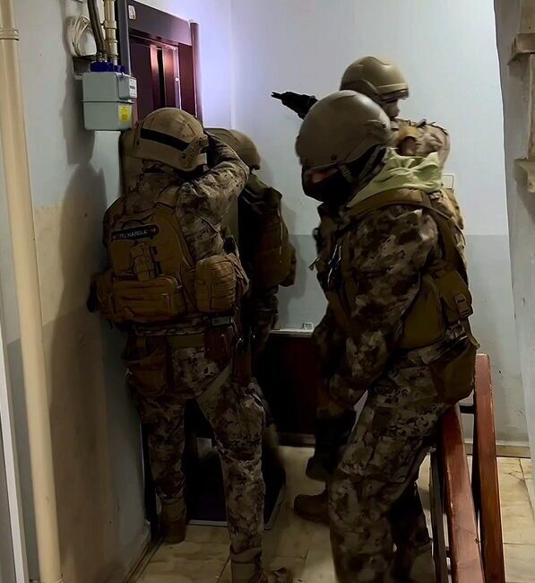 Yalova’da DEAŞ terör örgütüne yönelik gerçekleştirilen operasyonda gözaltına alınan 3