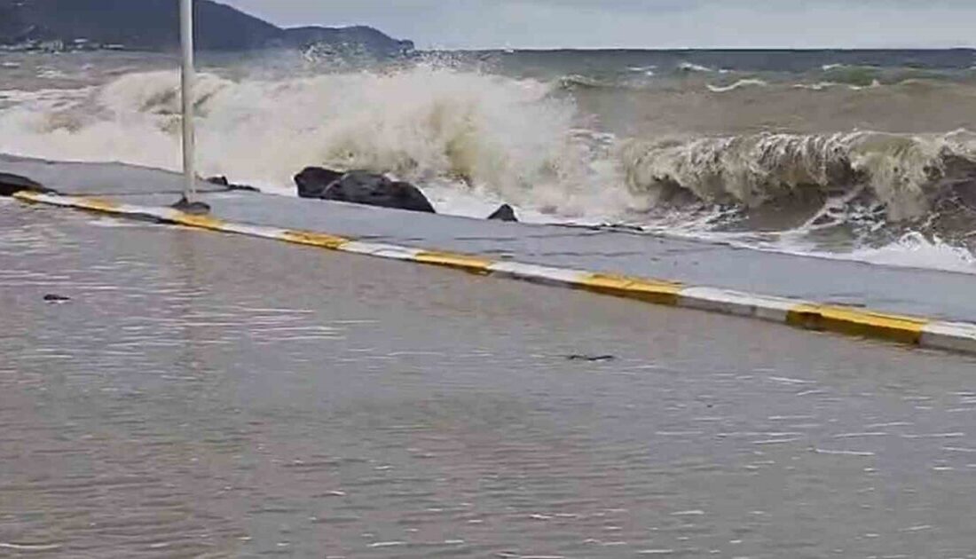 Yalova’nın Çınarcık ilçesi Esenköy beldesinde etkili olan fırtınada dev dalgalar