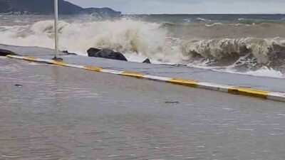 Yalova’nın Çınarcık ilçesi Esenköy beldesinde etkili olan fırtınada dev dalgalar