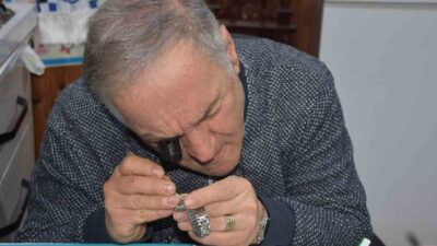 Sakarya’nın Hendek ilçesinde yaklaşık 50 yıldır saat tamirciliği yaparak ailesinin