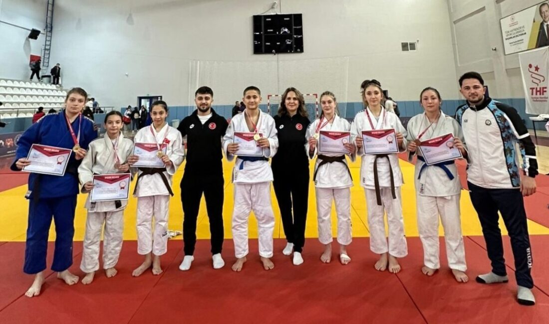Okul Sporları Yıldızlar Judo grup müsabakalarında Düzceli sporcular çekişmeli karşılaşmaların