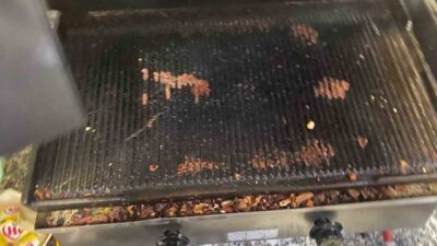 Bilecik’te bir yerel fast food dükkanına denetim yapan zabıtalar gördükleri