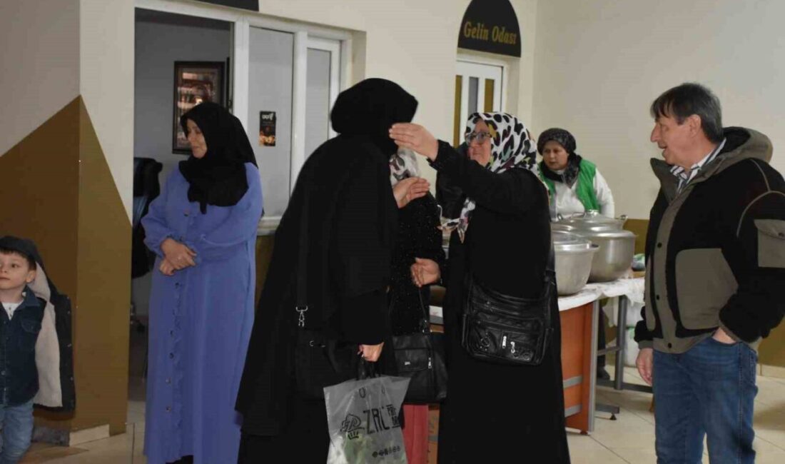 Sakarya’nın birçok ilçesinden gelerek imece usulüyle yapılan geleneksel iftarda yaklaşık