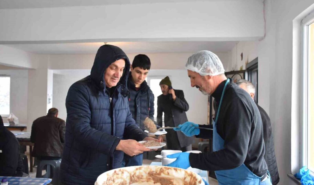 Sakarya’nın Hendek ilçesi Dikmen Mahallesi’nde 117 yıldır sürdürülen toplu bayramlaşma