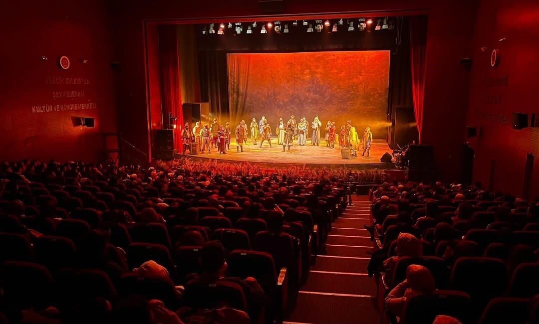 ‘2026 Şeyh Edebali Yılı’ kapsamında sahnelenen ‘Devlet Ana’ oyunu, Bilecik’te