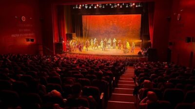 ‘2026 Şeyh Edebali Yılı’ kapsamında sahnelenen ‘Devlet Ana’ oyunu, Bilecik’te