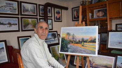 Çocukken yokluktan arkadaşlarından aldığı kağıt parçalarına resim yapan Necmi Öztürk’ün