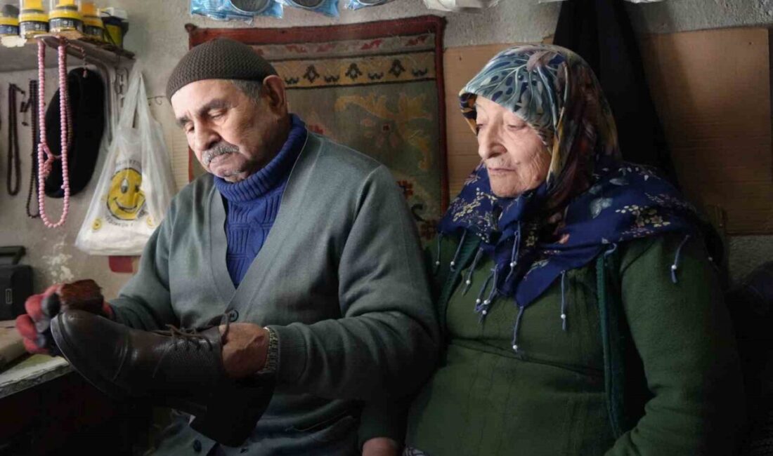 Kastamonu’da yaşayan ayakkabı tamircisi Mustafa Simitçi, 64 yıldır sürdürdüğü mesleğini
