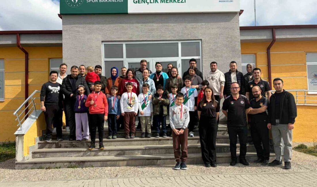 Bilecik’in Gölpazarı ilçesinde ’Satranç Turnuvası’ düzenlenirken, dereceye girenlere ödülleri verildi.