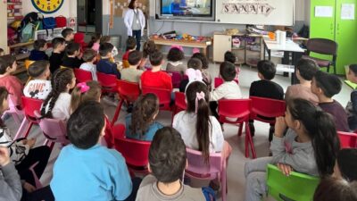 DÜZCE(İHA) – Düzce’nin Akçakoca ilçesinde İlçe Sağlık Müdürlüğü ekipleri okullarda