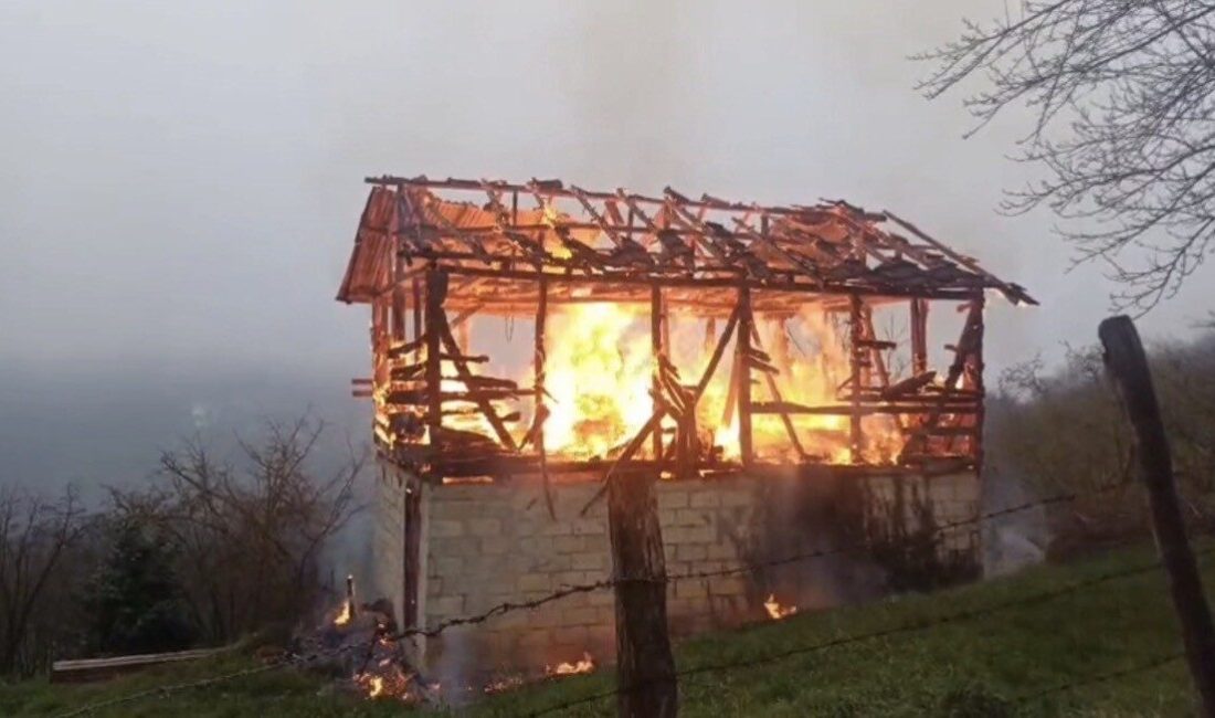 Düzce’de bayram arifesinde ardiye olarak kullanılan yapı alev alev yandı.